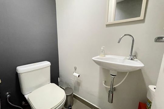 Lavabo de casa para alugar com 4 quartos, 220m² em Vila Pirajussara, São Paulo