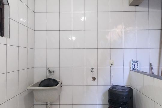 Área de Serviço de casa para alugar com 2 quartos, 250m² em Jardim Romano, São Paulo