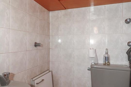 Banheiro de serviço de apartamento à venda com 2 quartos, 77m² em Bom Jesus, Porto Alegre