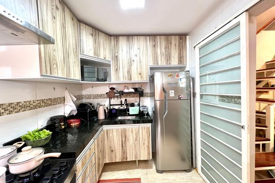 Cozinha de casa de condomínio à venda com 2 quartos, 78m² em Castelo, Belo Horizonte