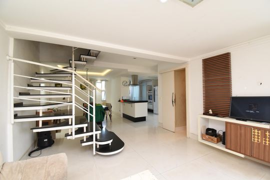 Casa à venda com 3 quartos, 360m² em Santa Felicidade, Curitiba
