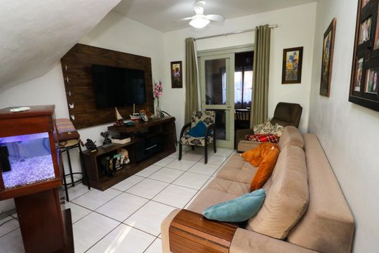 Sala de TV de casa de condomínio à venda com 3 quartos, 157m² em Santo Antônio, Porto Alegre