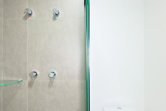 Banheiro de kitnet/studio para alugar com 1 quarto, 25m² em Brooklin, São Paulo