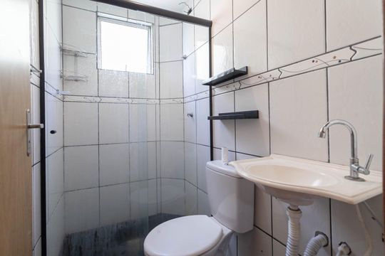 Banheiro social  de apartamento para alugar com 2 quartos, 50m² em Piratininga, Belo Horizonte