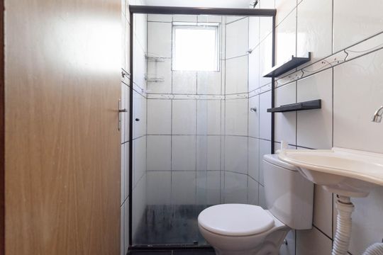 Banheiro social  de apartamento para alugar com 2 quartos, 50m² em Piratininga, Belo Horizonte