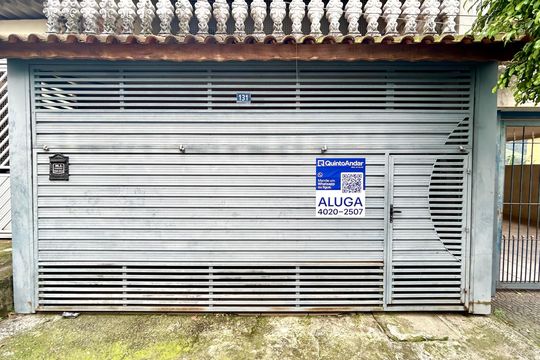 Placa instalada na fachada do imóvel de casa para alugar com 3 quartos, 280m² em Jardim Valeria, Guarulhos