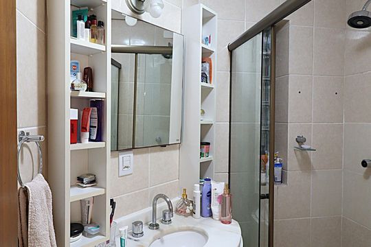 Banheiro  de apartamento à venda com 1 quarto, 48m² em São João, Porto Alegre