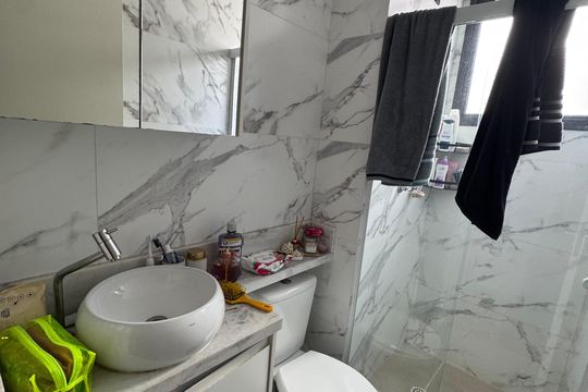 Banheiro de apartamento à venda com 2 quartos, 48m² em Centro, Osasco