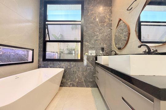 Banheiro da Suíte de casa de condomínio à venda com 3 quartos, 208m² em Jardim Celeste, Jundiaí