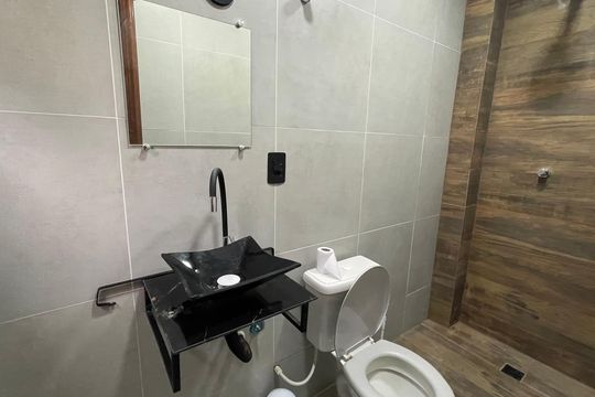 Banheiro de kitnet/studio para alugar com 1 quarto, 10m² em Freguesia (ilha do Governador), Rio de Janeiro