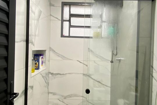 Banheiro de apartamento à venda com 2 quartos, 45m² em Jardim Francisco Mendes, São Paulo