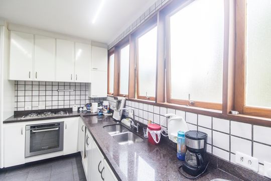 Cozinha de casa para alugar com 3 quartos, 353m² em Alphaville, Santana de Parnaíba