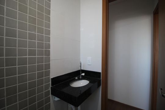 Banheiro de apartamento para alugar com 2 quartos, 60m² em Jardim Itu, Porto Alegre