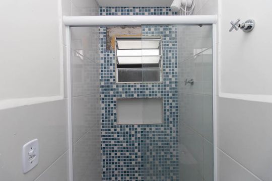 Banheiro de kitnet/studio para alugar com 1 quarto, 24m² em Jardim Felicidade(zona Norte), São Paulo