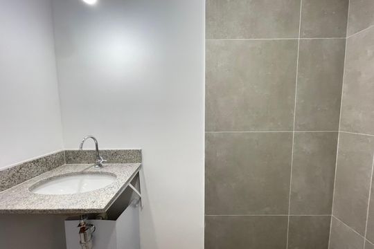 Banheiro de kitnet/studio à venda com 1 quarto, 26m² em Butantã, São Paulo