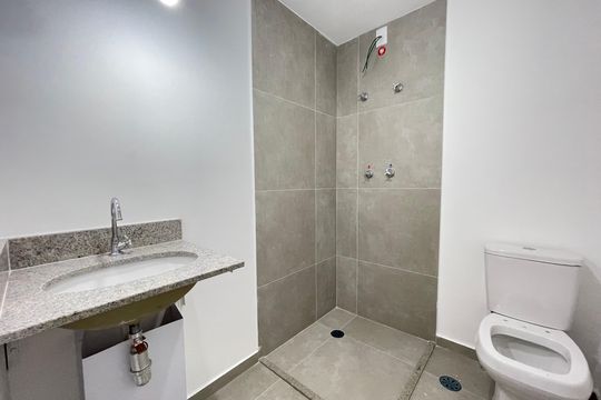 Banheiro de kitnet/studio à venda com 1 quarto, 26m² em Butantã, São Paulo