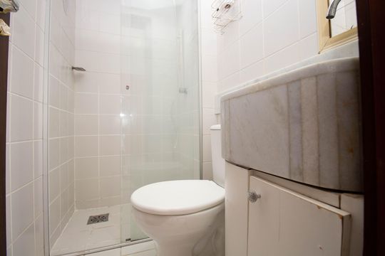 Banheiro de kitnet/studio para alugar com 1 quarto, 38m² em Stn, Brasília