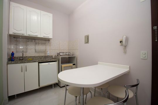 Cozinha de kitnet/studio para alugar com 1 quarto, 38m² em Stn, Brasília