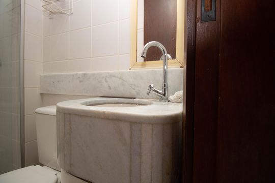 Banheiro de kitnet/studio para alugar com 1 quarto, 38m² em Stn, Brasília