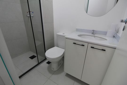Banheiro de apartamento à venda com 2 quartos, 64m² em Barra Olímpica, Rio de Janeiro