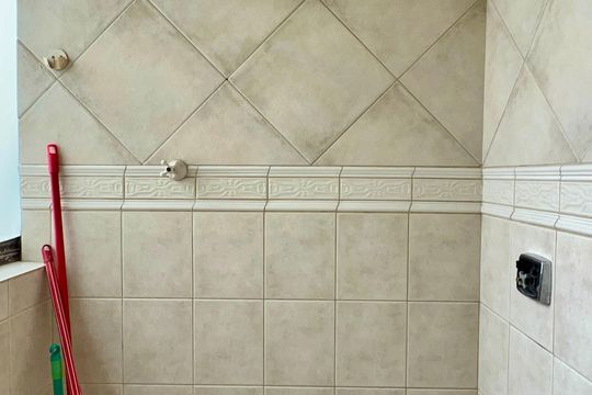 Banheiro de serviço de apartamento para alugar com 3 quartos, 107m² em Jardins, São Paulo