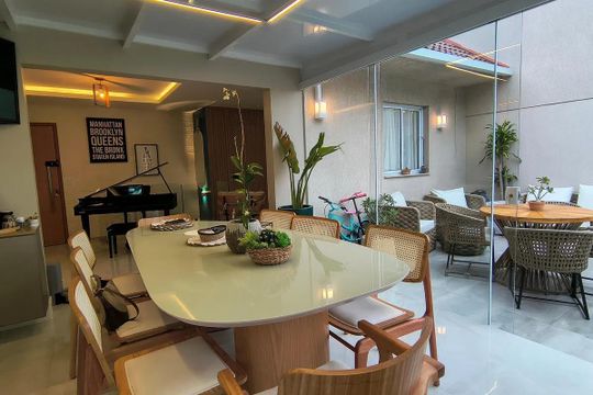 Sala de estar com piano e varanda com móveis de madeira e plantas. de apartamento à venda com 5 quartos, 150m² em Recreio dos Bandeirantes, Rio de Janeiro