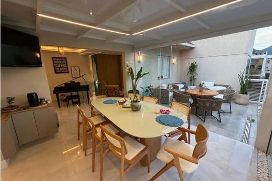 Sala de jantar com mesa de madeira e cadeiras de madeira e tecido, com vista para a varanda e o jardim. de apartamento à venda com 5 quartos, 150m² em Recreio dos Bandeirantes, Rio de Janeiro
