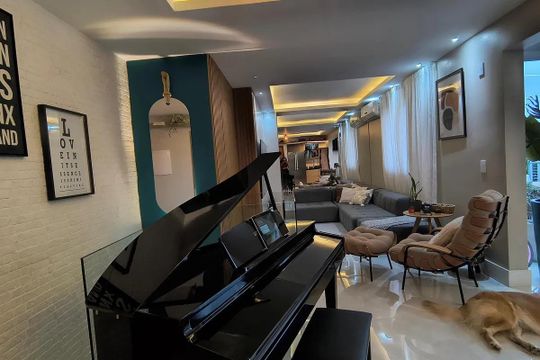 Piano e sala de estar com sofá e cadeiras, com um cão no chão. de apartamento à venda com 5 quartos, 150m² em Recreio dos Bandeirantes, Rio de Janeiro
