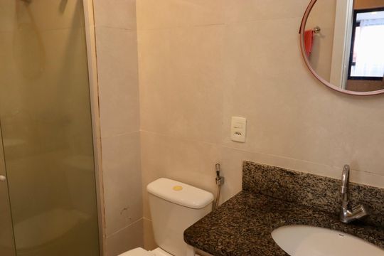 Banheiro de apartamento para alugar com 1 quarto, 50m² em Caminho das Árvores, Salvador