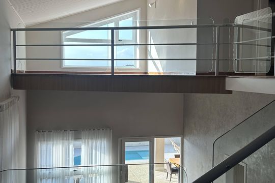 Vista pé direito Sala Estar de casa de condomínio à venda com 2 quartos, 334m² em Residencial Morada dos Lagos, Barueri