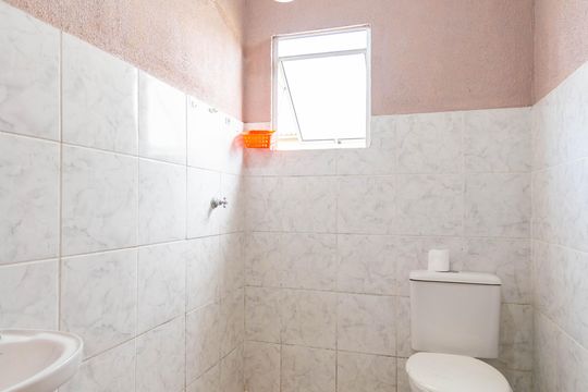 Banheiro social de apartamento à venda com 2 quartos, 49m² em Guajuviras, Canoas