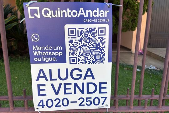 Plaquinha Instalada código LBED-55 de casa para alugar com 4 quartos, 300m² em Jardim Itu, Porto Alegre