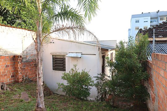 Quintal dos fundos de casa à venda com 2 quartos, 150m² em Cristo Redentor, Porto Alegre