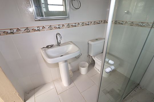 Banheiro da Suíte de casa à venda com 2 quartos, 150m² em Cristo Redentor, Porto Alegre