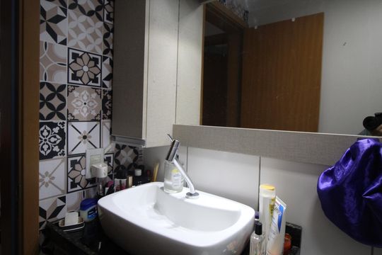 Banheiro de apartamento à venda com 2 quartos, 48m² em Morro Santana, Porto Alegre