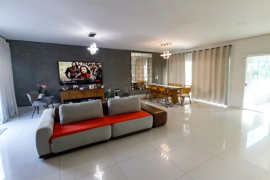Sala de casa de condomínio para alugar com 3 quartos, 250m² em Jardim Mirna, Taboão da Serra