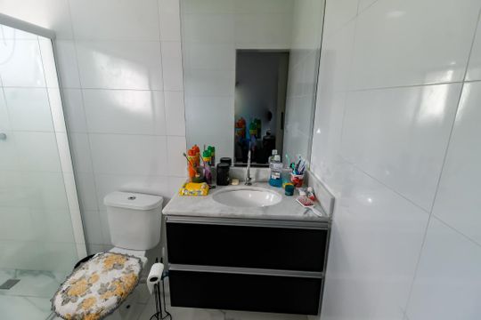 Banheiro da Suíte 1 de casa de condomínio para alugar com 3 quartos, 250m² em Jardim Mirna, Taboão da Serra