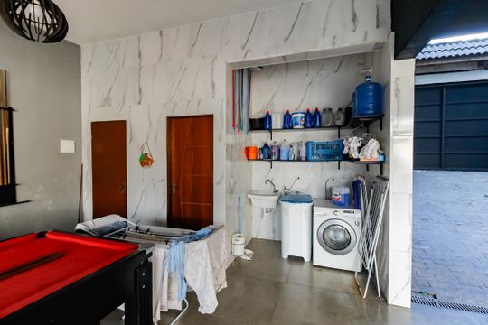 Área de Serviço de casa de condomínio para alugar com 3 quartos, 250m² em Jardim Mirna, Taboão da Serra