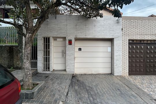 Fachada de casa à venda com 3 quartos, 120m² em Vila Campo Grande, São Paulo