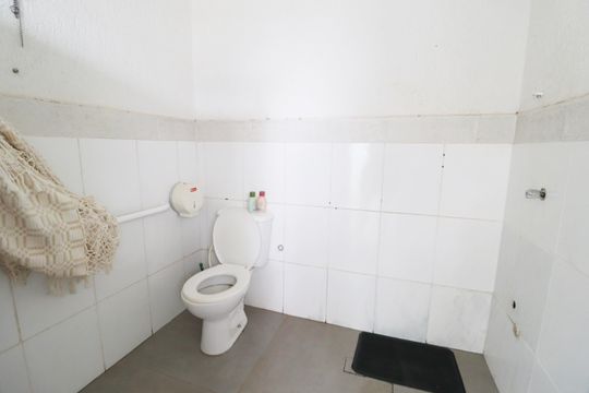 Banheiro da piscina de casa para alugar com 3 quartos, 650m² em Jardim Karaíba, Uberlândia