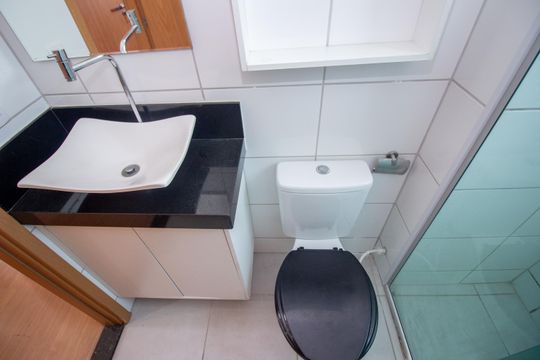 Banheiro Social de apartamento à venda com 2 quartos, 48m² em Chácaras Cotia, Contagem
