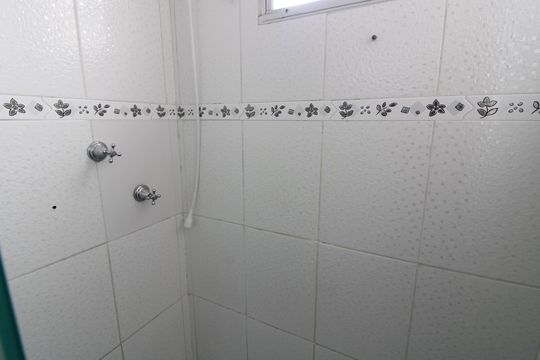Banheiro de apartamento à venda com 2 quartos, 47m² em Jardim Santa Teresinha, São Paulo