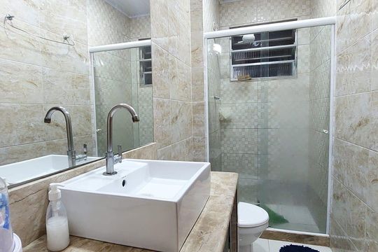 Banheiro de apartamento à venda com 2 quartos, 50m² em Jardim Sulacap, Rio de Janeiro