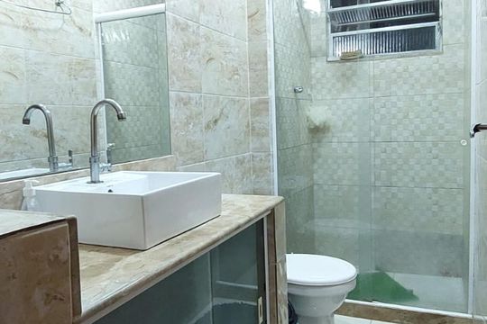 Banheiro de apartamento à venda com 2 quartos, 50m² em Jardim Sulacap, Rio de Janeiro