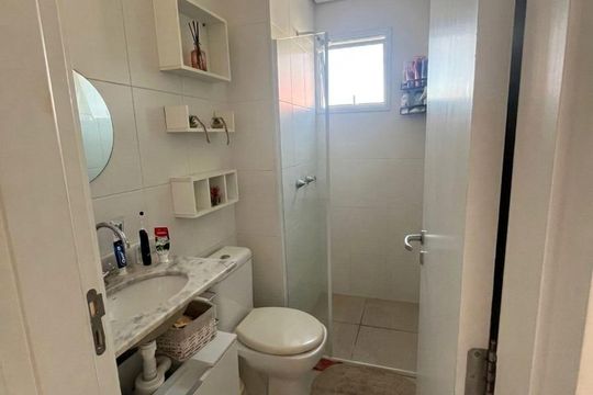 Banheiro de apartamento à venda com 2 quartos, 52m² em Jardim do Lago, Campinas