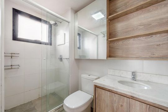 Banheiro social de apartamento à venda com 2 quartos, 58m² em Jardim do Salso, Porto Alegre