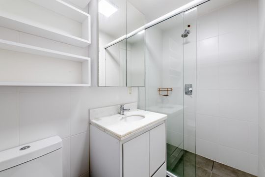 Banheiro da Suíte de apartamento à venda com 2 quartos, 58m² em Jardim do Salso, Porto Alegre
