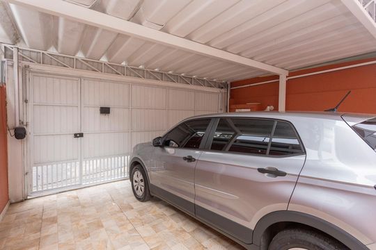 Garagem de casa à venda com 3 quartos, 168m² em Jardim Sertaozinho, São Paulo