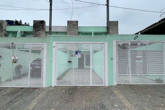 Fachada + Placa de casa para alugar com 2 quartos, 100m² em Vila Brasil, São Paulo
