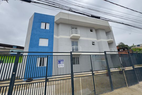 Placa instalada na fachada do imóvel de apartamento para alugar com 3 quartos, 67m² em Jardim Jacy, Guarulhos